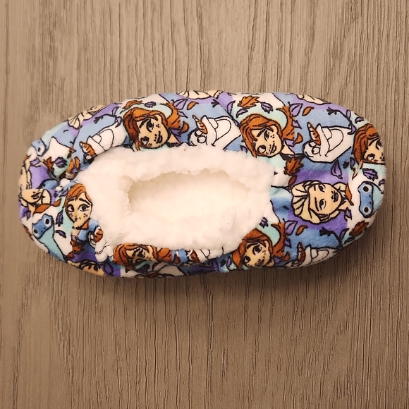 Disney Other - 1 pair Disney Frozen fuzzy slipper socks